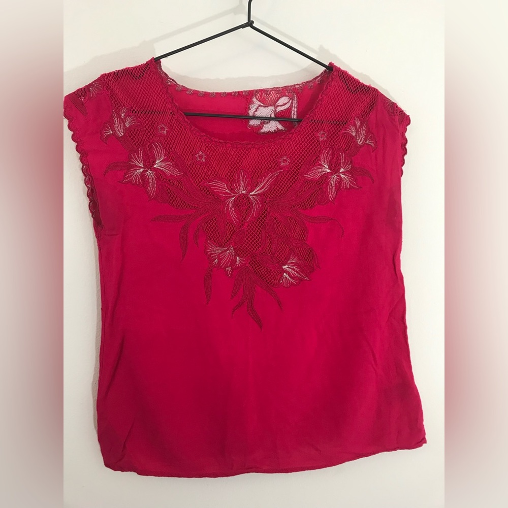 Unique vintage bright pink/magenta top with awesome floral detail